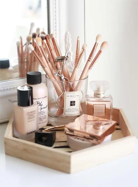 Organização de skincare com foco em rotinas diurna e noturna.jpeg
