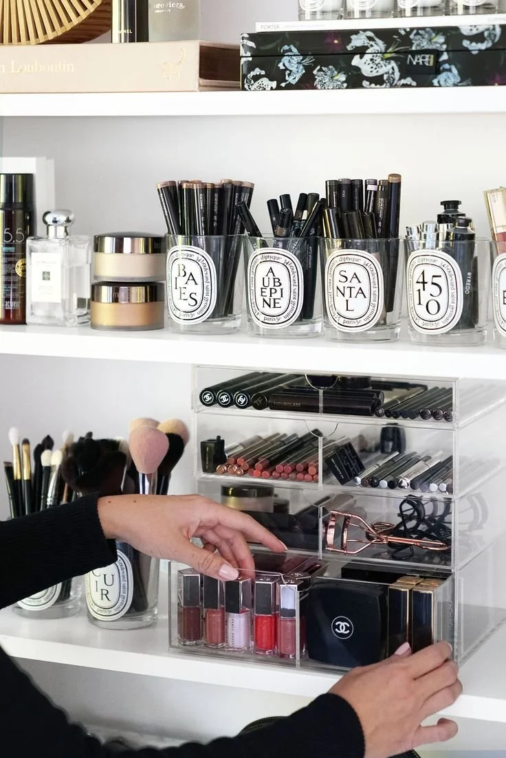 Organização estética com frascos de vidro e etiquetas minimalistas.jpeg