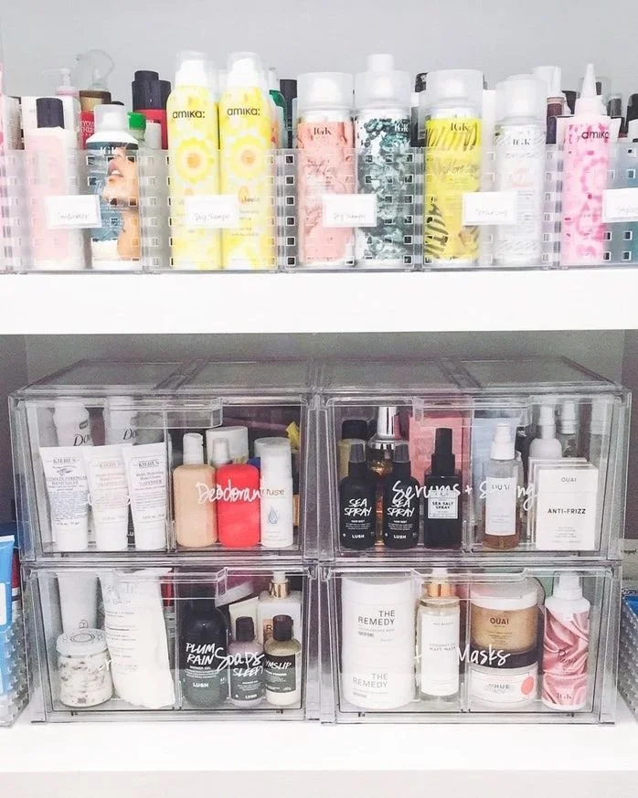 Sistema de prateleiras para armazenar skincare com etiquetas claras.jpeg