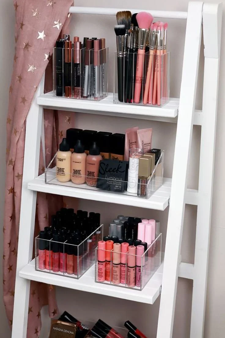 Organizador de batons por tons nude, vermelho e rosa.jpeg