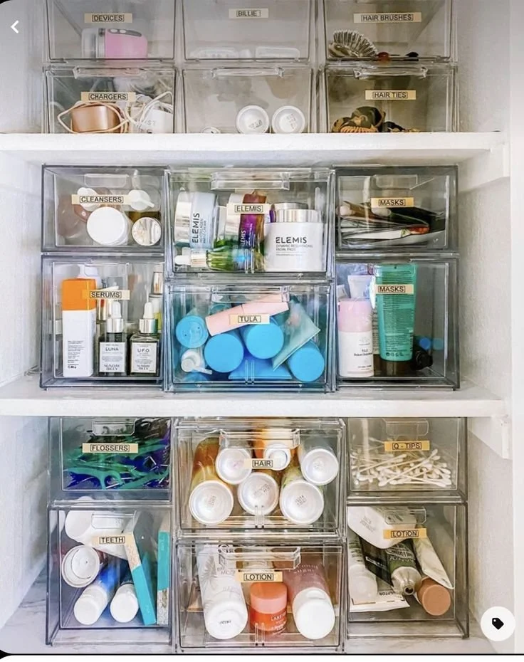 Organização funcional com potes para algodões, cotonetes e miniaturas.jpeg