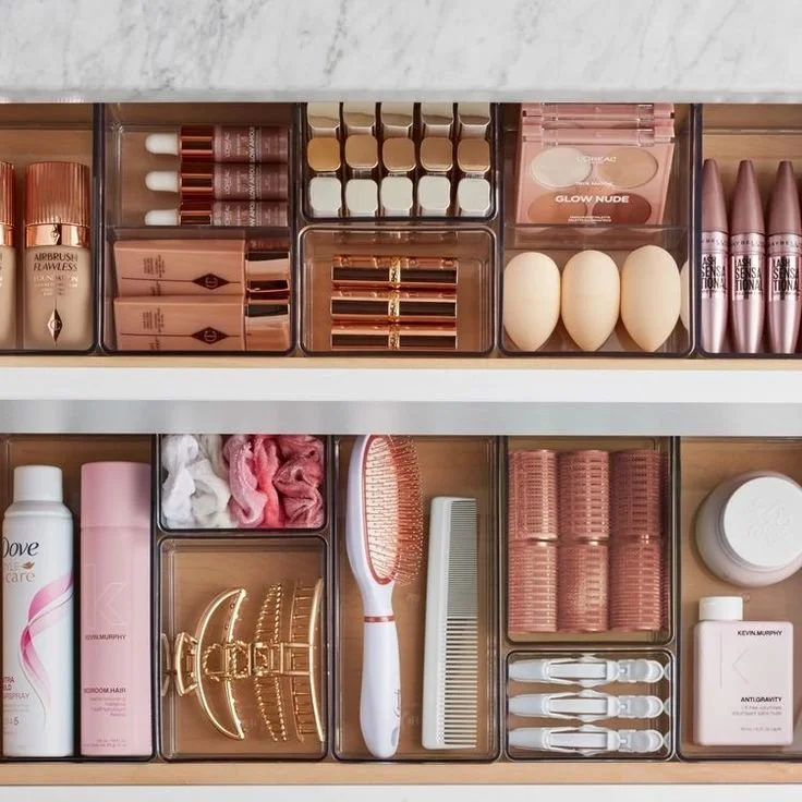 Expositor de acrílico com glosses, iluminadores e lápis de olhos.jpeg