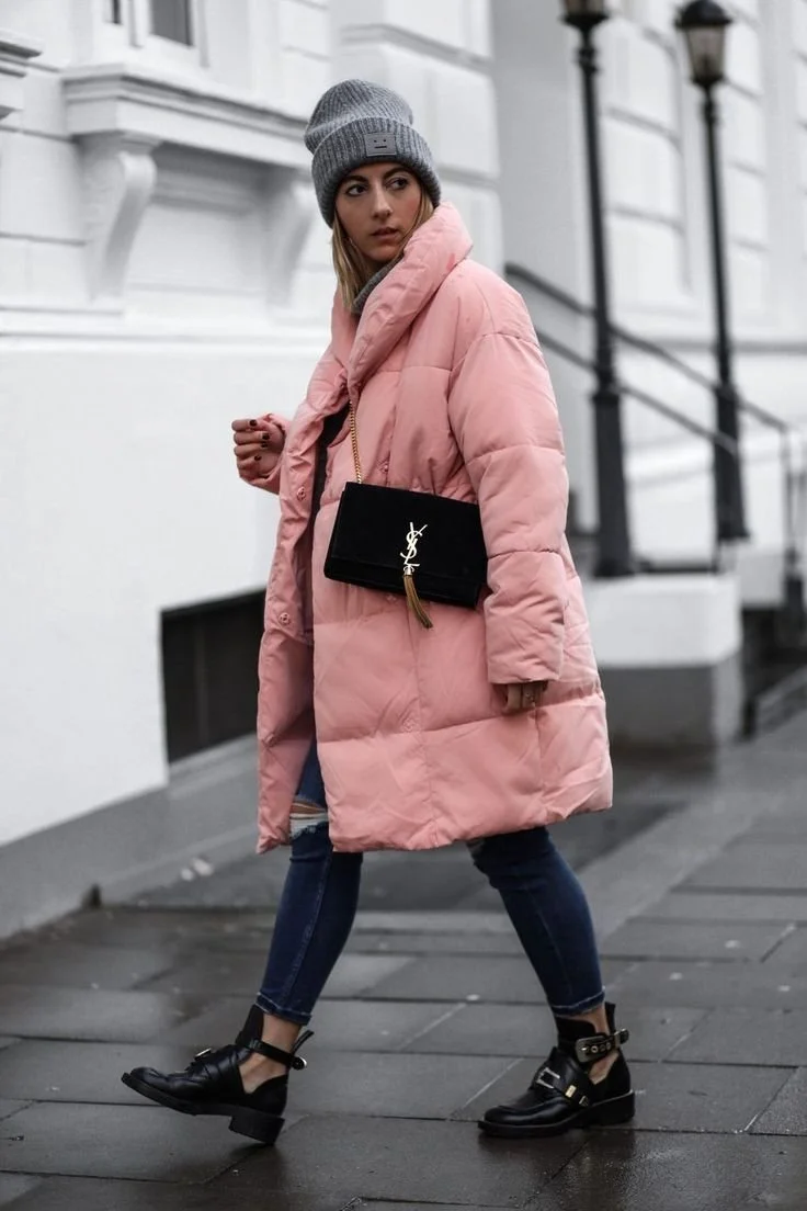 puffer-jacket-rosa-com-chapeu-de-la.jpeg