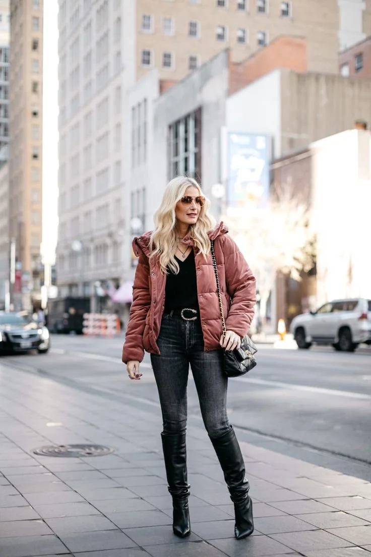 puffer-jacket-camel-com-botas-altas-look-monocromatico-preto.jpeg