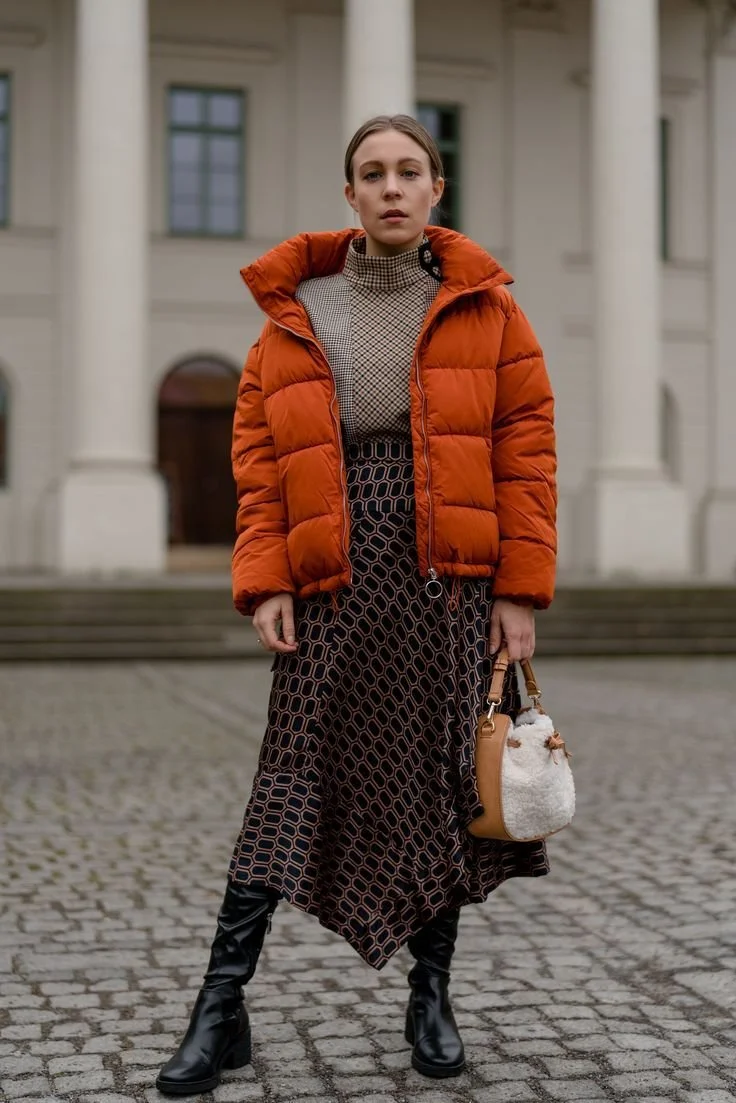 puffer-jacket-laranja-escuro-com-botas-alta.jpeg