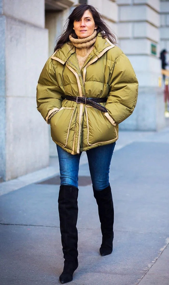 puffer-jacket-verde-oliva-com-jeans.jpeg