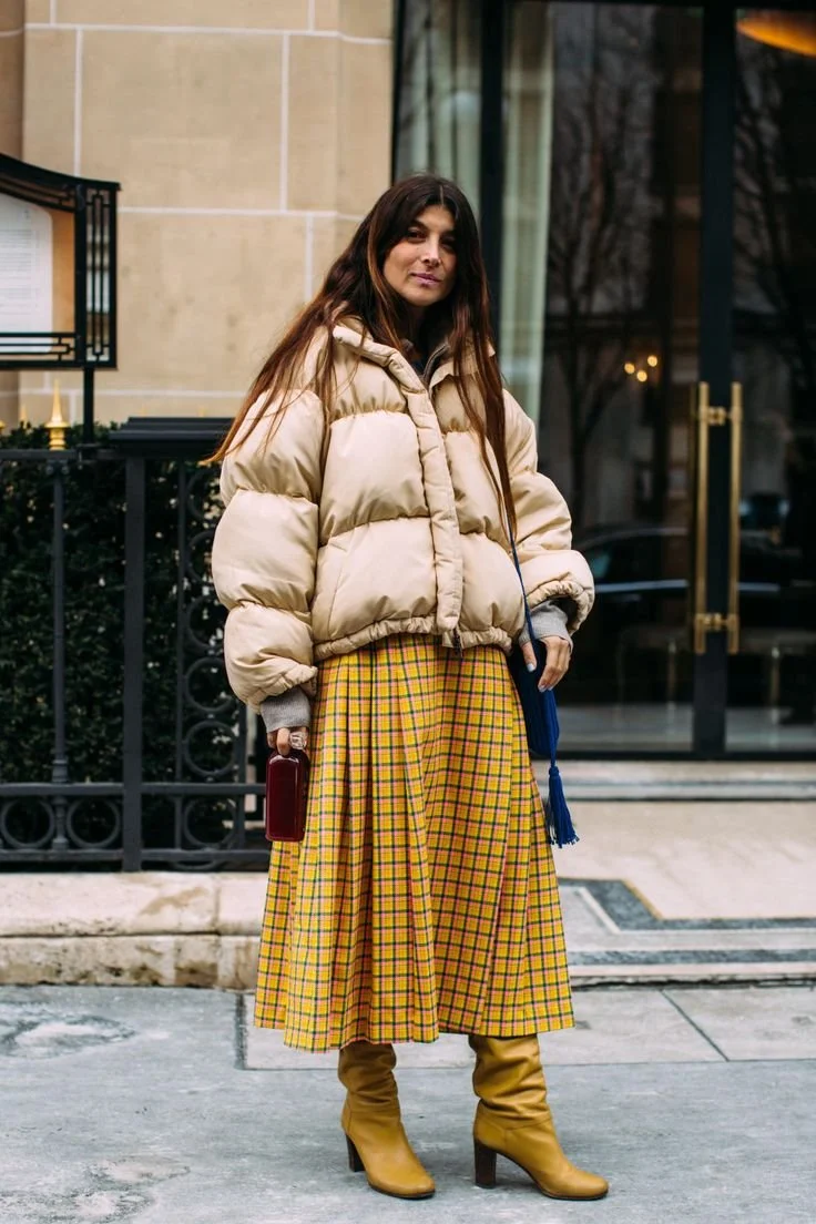 puffer-jacket-bege-com-saia-midi.jpeg