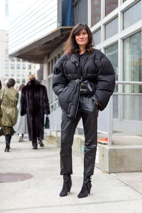 puffer-jacket-preto-elegante-com-botas.jpeg