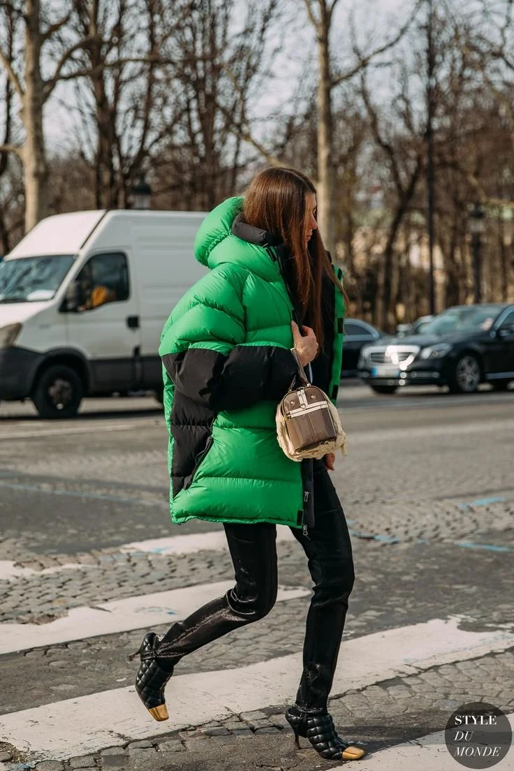 puffer-jacket-verde-e-preta-minimalista.jpeg