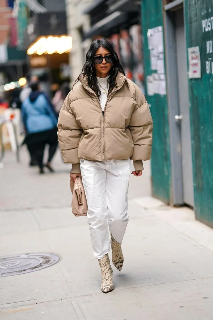 puffer-jacket-bege-com-calcas-brancas.jpeg