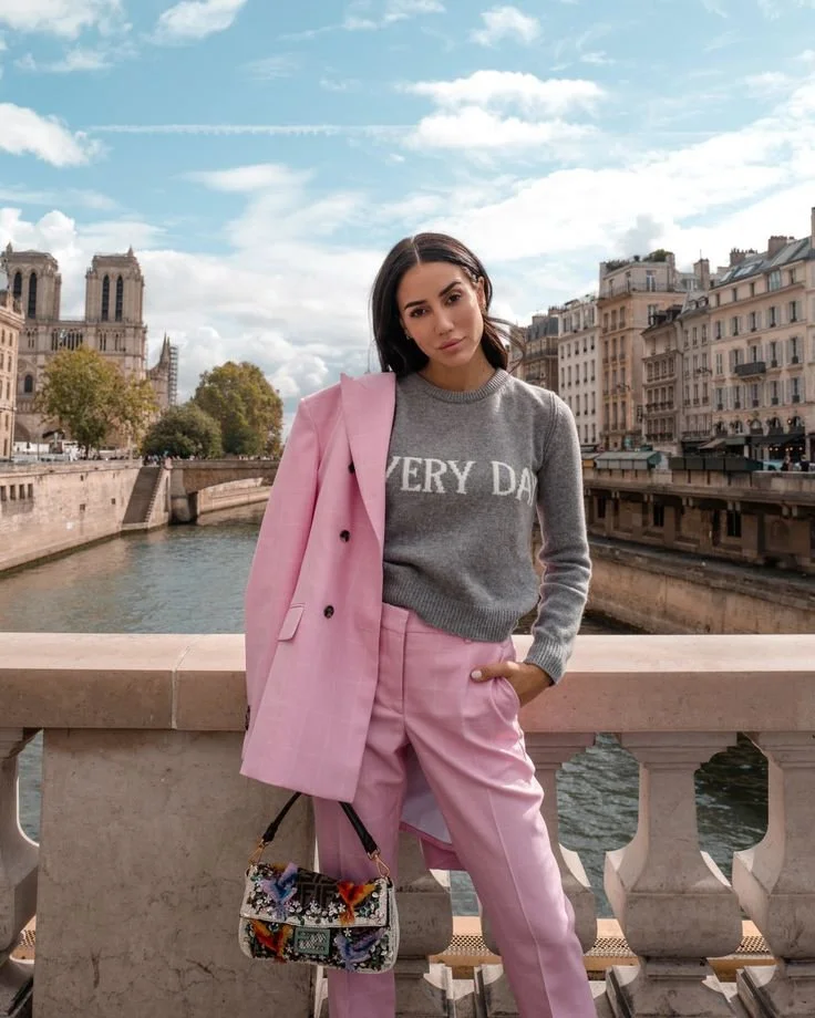 Calças rosa de cintura subida com camisola cinzenta..jpeg