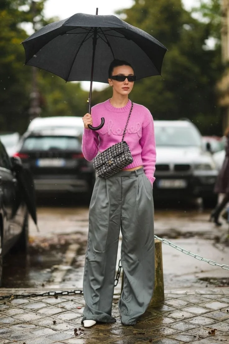 Estilo urbano com calças cargo cinzentas e top rosa choque..jpeg