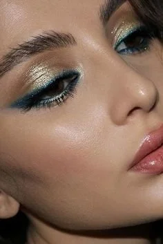 Eyeliner cat eye em maquilhagem neutra e iluminada..jpeg