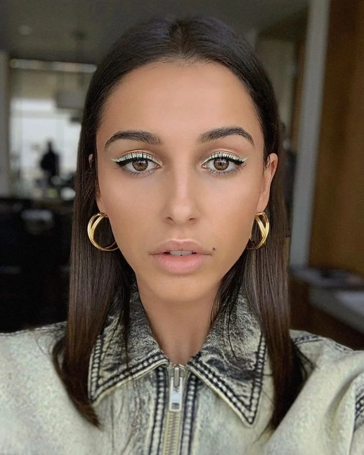 Olhar definido com eyeliner elegante e sombra nude..jpeg