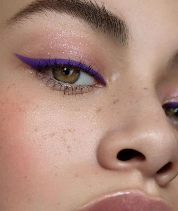 Eyeliner com glitter dourado em look festivo arrojado..jpeg