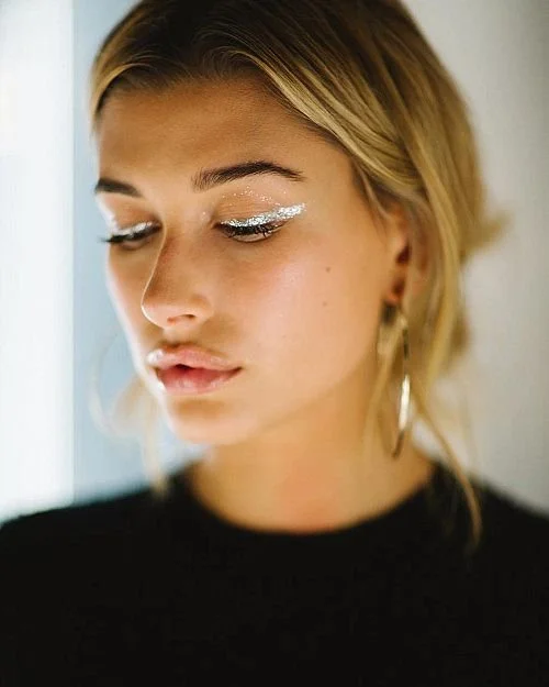Eyeliner gráfico com acabamento metálico para look de festa moderno..jpeg