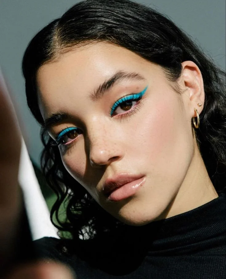 Olhos com eyeliner brilhante e pestanas longas em maquilhagem noturna..jpeg