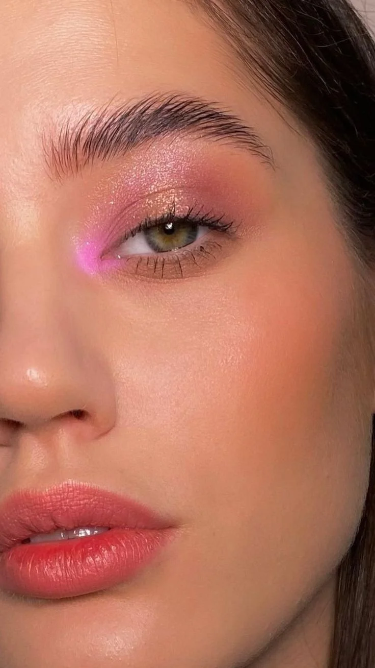 Olhos maquilhados com tons vivos e acabamento metálico para um visual de impacto..jpeg