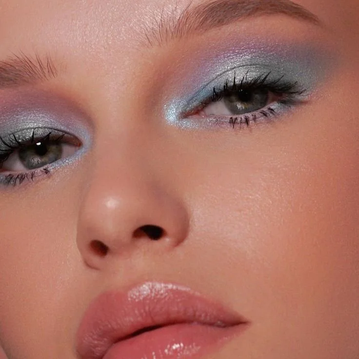 Maquilhagem com cut crease marcado e iluminado em tons dourados..jpeg