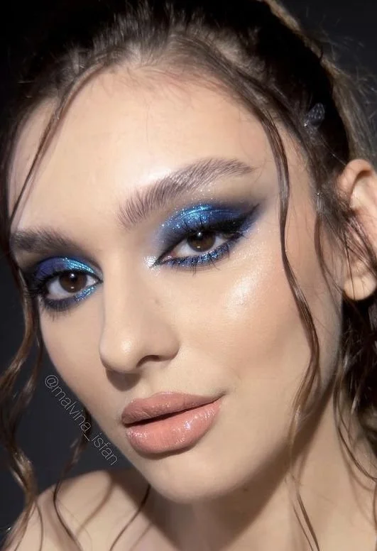 Maquilhagem com delineado e cut crease brilhante em tons quentes..jpeg