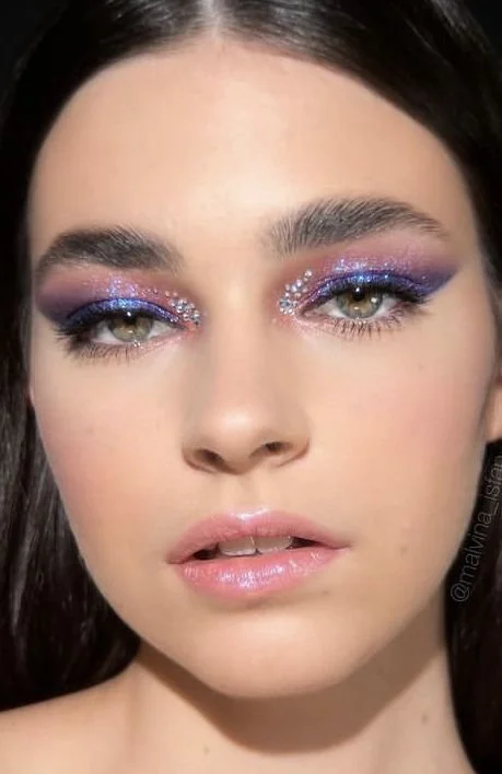 Olhos esfumados com cut crease elegante e toque luminoso..jpeg