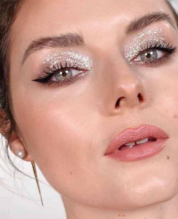 Glitter lilás aplicado sobre sombra degradê em olhos dramáticos..jpeg