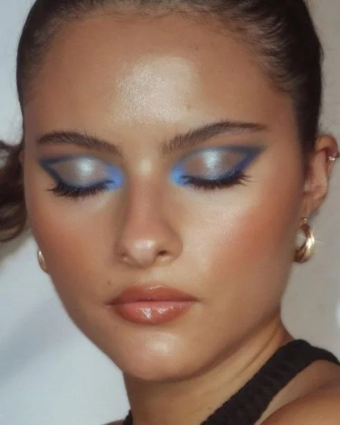 Visual de festa com cut crease nítido e sombra acetinada..jpeg