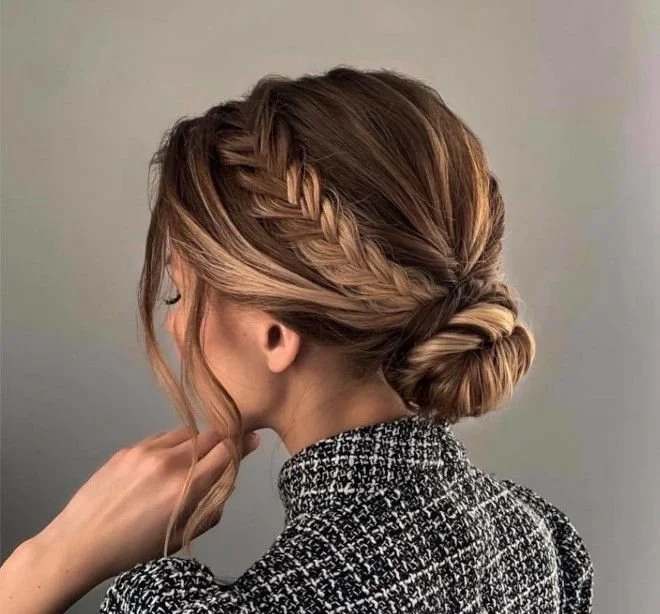 Penteado com tranças entrelaçadas criativas..jpeg