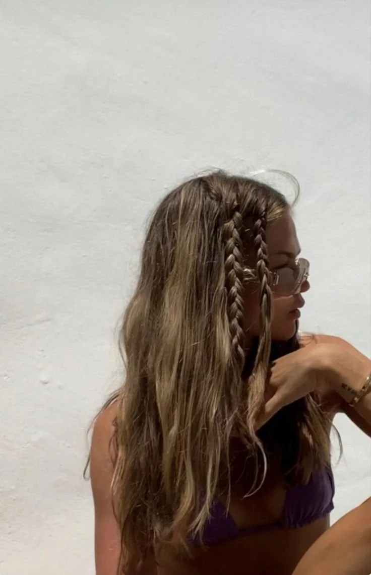 Penteado com várias tranças finas criativas..jpeg