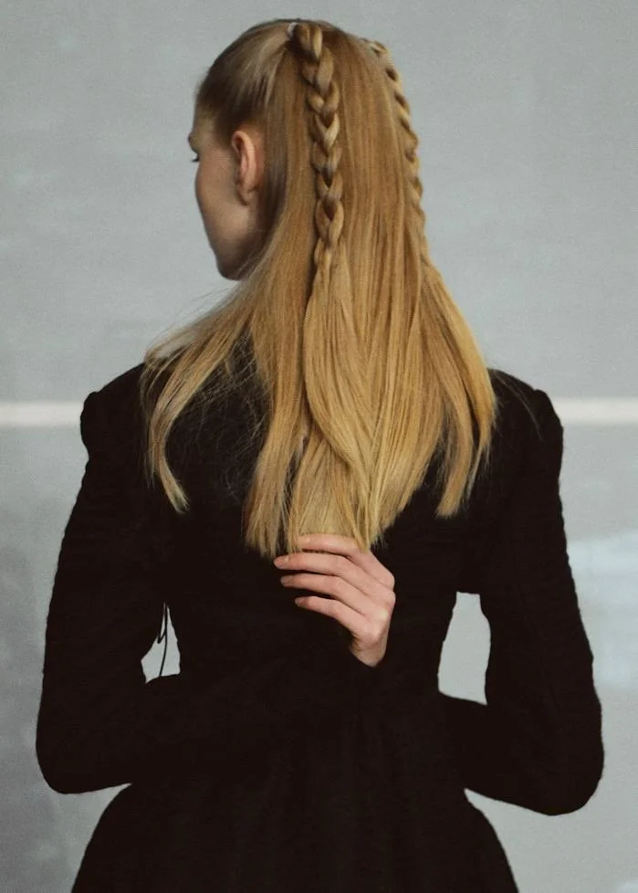 Trança lateral grossa para realçar o cabelo comprido..jpeg