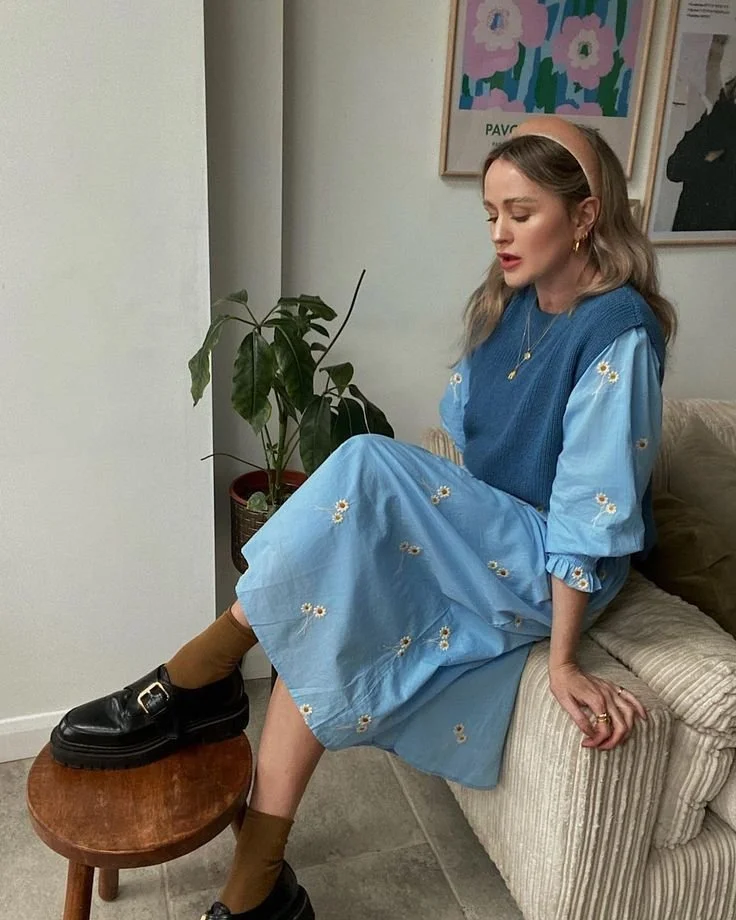 Look fresco com colete azul sobre vestido azul claro.jpeg