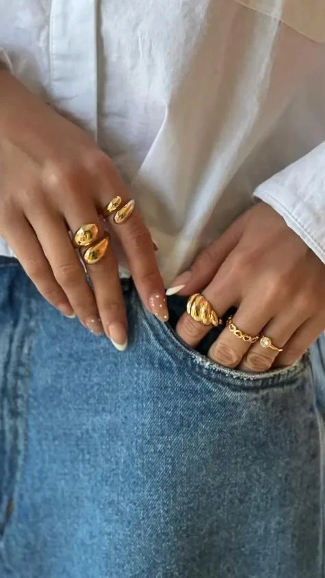 Anel dourado fino com acabamento liso, ideal para uso diário..jpeg