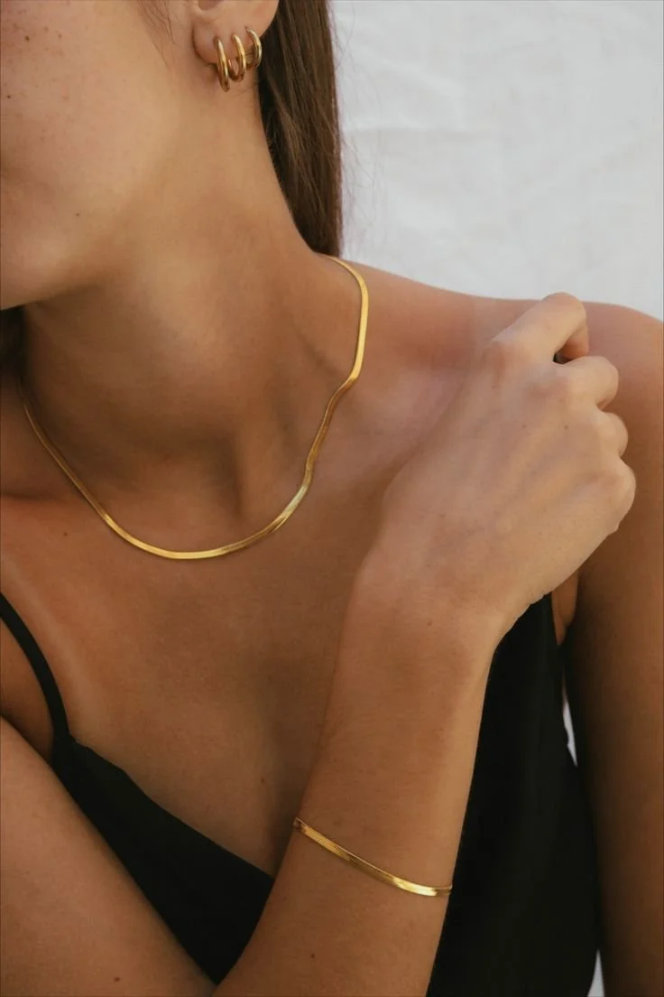 Pulseira fina dourada para um toque elegante..jpeg