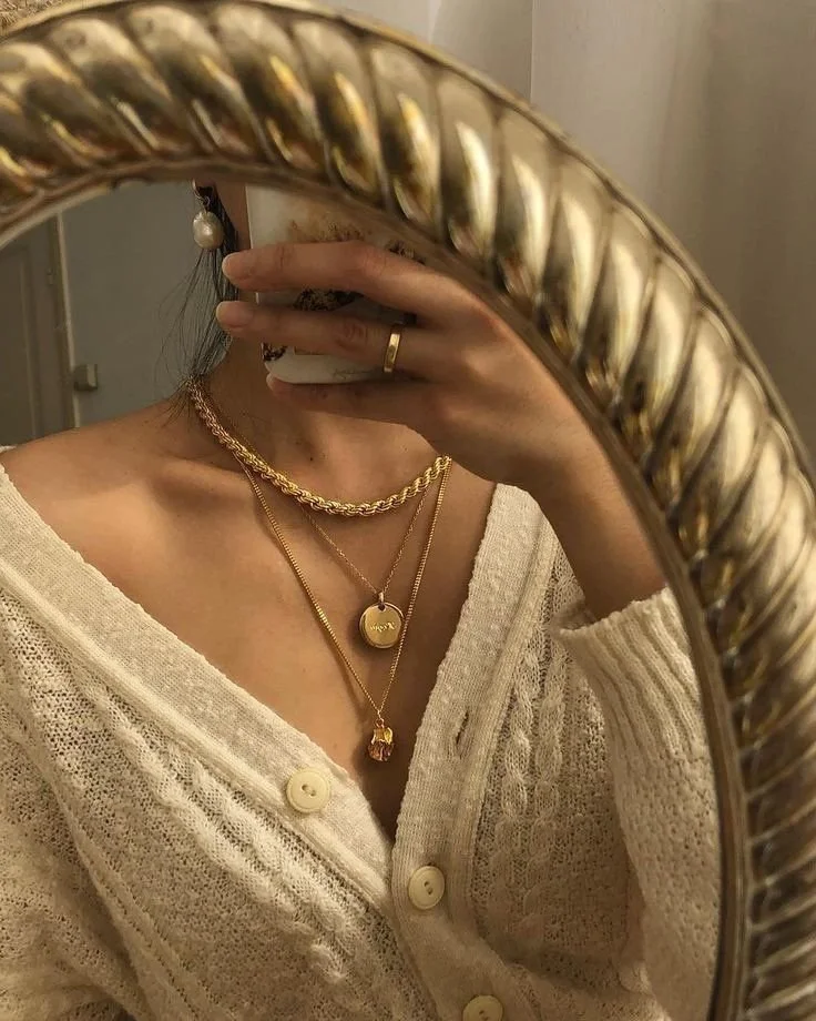 Colar dourado com zircónias embutidas..jpeg