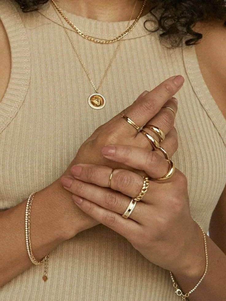 Anel estilo selo com gravação, acabamento dourado..jpeg