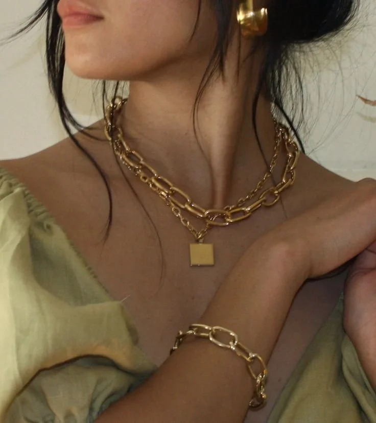 Pulseira de corrente grossa dourada com impacto visual..jpeg