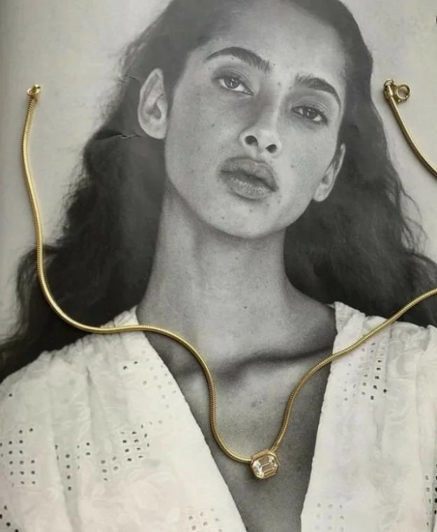 Colar dourado com medalha gravada, estilo clássico e intemporal..jpeg