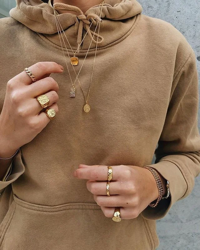 Fio dourado com letras iniciais, personalizado e moderno..jpeg