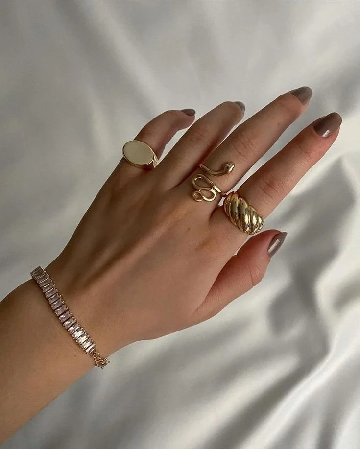 Pulseira com detalhes gravados em dourado..jpeg