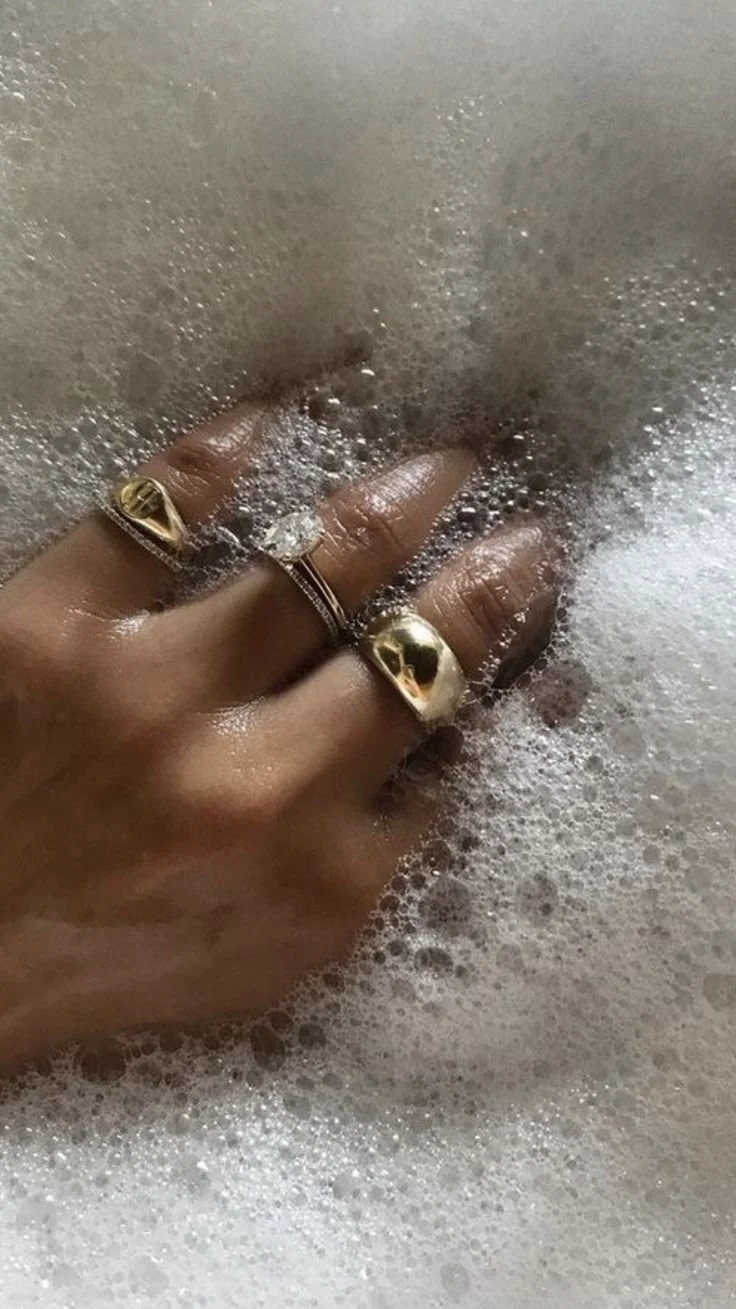 Anel dourado com detalhes recortados..jpeg