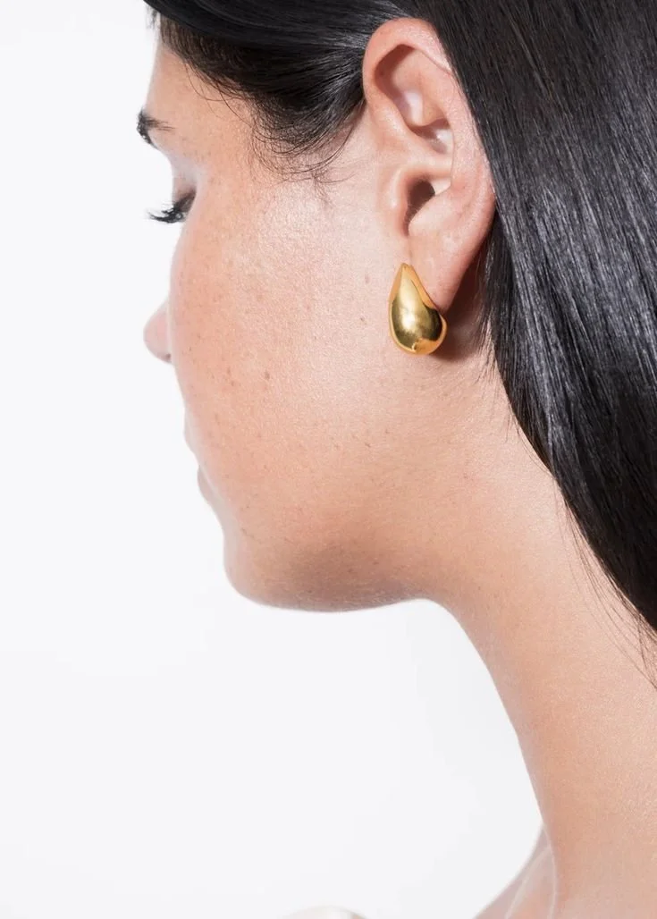 ACESSÓRIOS DOURADOS PARA ADICIONAR GLAMOUR AO TEU LOOK.jpeg
