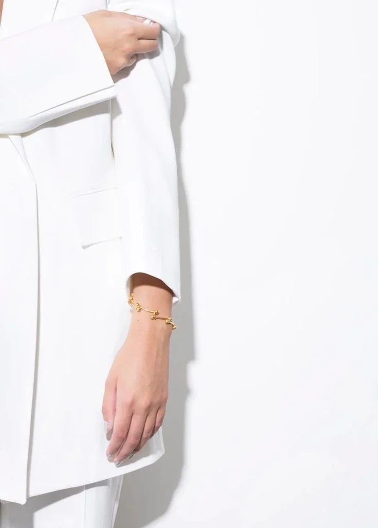 ACESSÓRIOS DOURADOS PARA ADICIONAR GLAMOUR AO TEU LOOK.jpeg