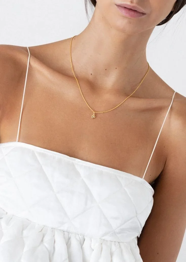 ACESSÓRIOS DOURADOS PARA ADICIONAR GLAMOUR AO TEU LOOK.jpeg