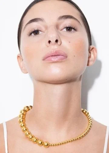 ACESSÓRIOS DOURADOS PARA ADICIONAR GLAMOUR AO TEU LOOK.jpeg