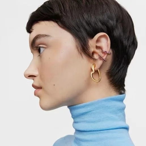 ACESSÓRIOS DOURADOS PARA ADICIONAR GLAMOUR AO TEU LOOK.jpeg