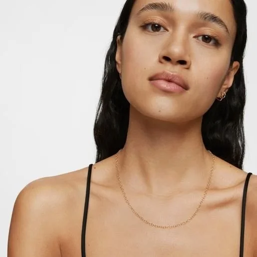 ACESSÓRIOS DOURADOS PARA ADICIONAR GLAMOUR AO TEU LOOK.jpeg