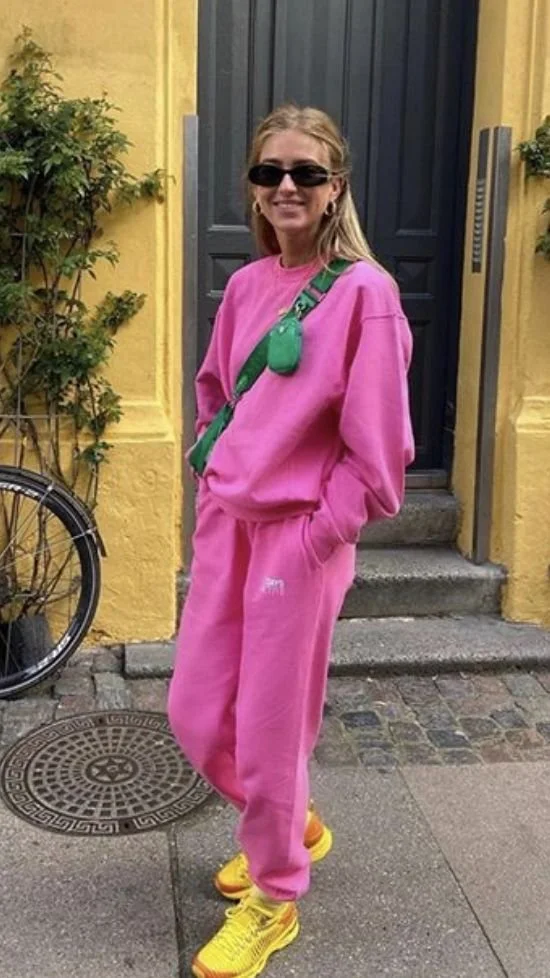 Look monocromático rosa com acessórios verdes..jpeg