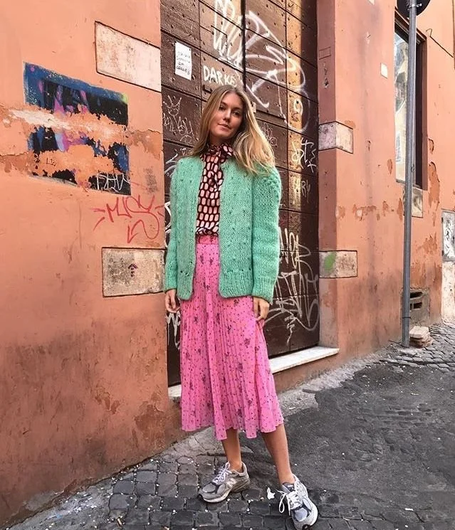 Conjunto elegante com saia floral rosa e casaco verde..jpeg