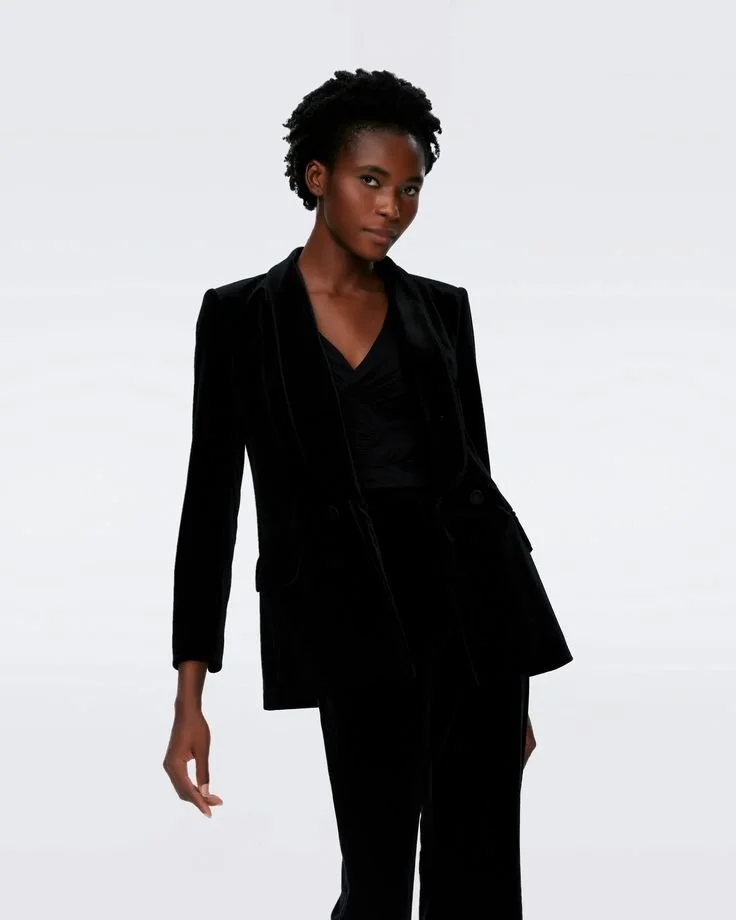 O Blazer Preto: Um Essencial no Guarda-Roupa.jpeg