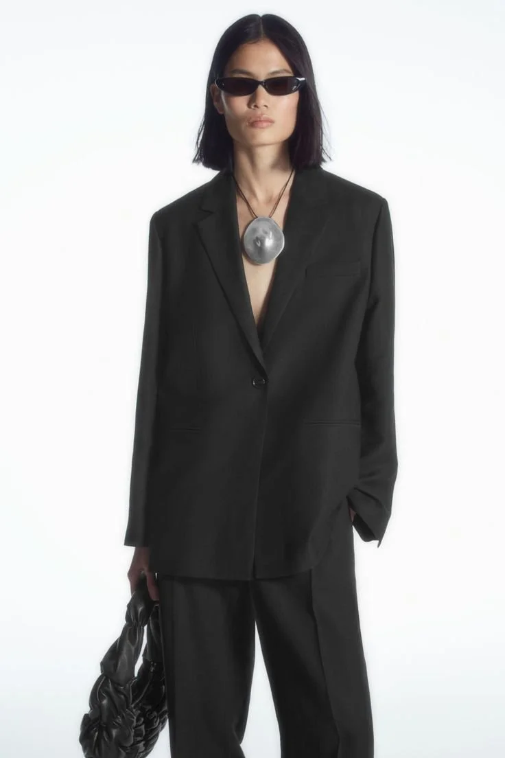O Blazer Preto: Um Essencial no Guarda-Roupa.jpeg